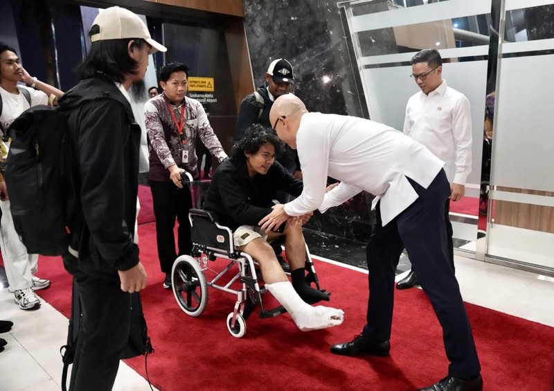 Menteri Koordinator Bidang Pembangunan Manusia dan Kebudayaan Sugiono dan Menteri Luar Negeri Arrmanatha Nasir berpelukan dengan anak buah kapal MT Honour 25 Ashari Samadikun (kanan) dan Adi Faizal (kedua kiri) usai konferensi pers di Terminal VIP Bandara Soekarno-Hatta, Tangerang, Banten, Selasa (6/10/2026). (Dok. Menko PMK)