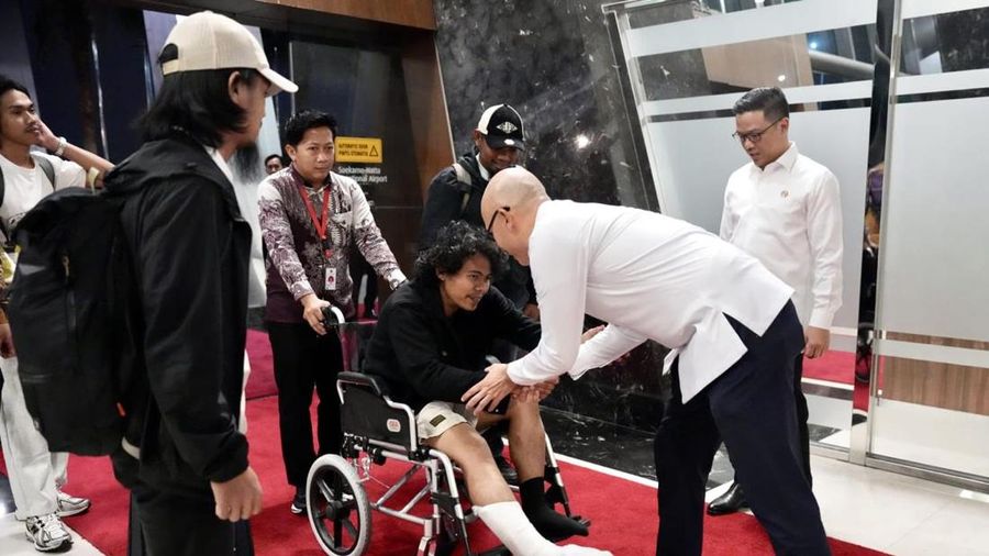 Menteri Koordinator Bidang Pembangunan Manusia dan Kebudayaan Sugiono dan Menteri Luar Negeri Arrmanatha Nasir berpelukan dengan anak buah kapal MT Honour 25 Ashari Samadikun (kanan) dan Adi Faizal (kedua kiri) usai konferensi pers di Terminal VIP Ba