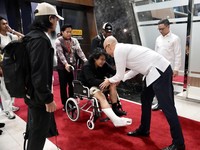 Menteri Koordinator Bidang Pembangunan Manusia dan Kebudayaan Sugiono dan Menteri Luar Negeri Arrmanatha Nasir berpelukan dengan anak buah kapal MT Honour 25 Ashari Samadikun (kanan) dan Adi Faizal (kedua kiri) usai konferensi pers di Terminal VIP Ba