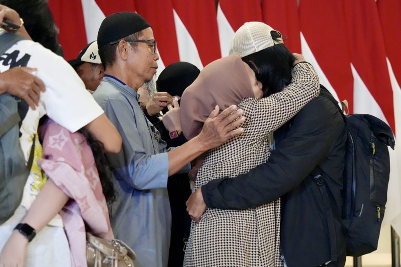 Menteri Koordinator Bidang Pembangunan Manusia dan Kebudayaan Sugiono dan Menteri Luar Negeri Arrmanatha Nasir berpelukan dengan anak buah kapal MT Honour 25 Ashari Samadikun (kanan) dan Adi Faizal (kedua kiri) usai konferensi pers di Terminal VIP Bandara Soekarno-Hatta, Tangerang, Banten, Selasa (6/10/2026). (Dok. Menko PMK)