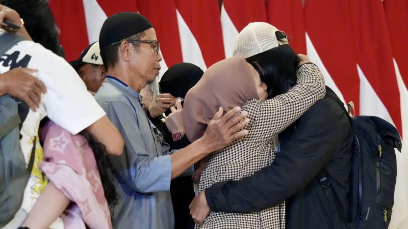 Menteri Koordinator Bidang Pembangunan Manusia dan Kebudayaan Sugiono dan Menteri Luar Negeri Arrmanatha Nasir berpelukan dengan anak buah kapal MT Honour 25 Ashari Samadikun (kanan) dan Adi Faizal (kedua kiri) usai konferensi pers di Terminal VIP Ba