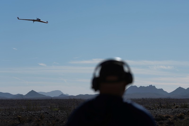 Militer Amerika Serikat (AS) tengah menguji teknologi penangkal drone di kawasan perbatasan AS-Meksiko. Langkah tersebut dilakukan untuk memperkuat pertahanan menghadapi meningkatnya penggunaan drone oleh kartel sekaligus mempelajari inovasi teknologi militer yang berkembang pesat dalam perang Rusia-Ukraina. (REUTERS/Mike Blake)