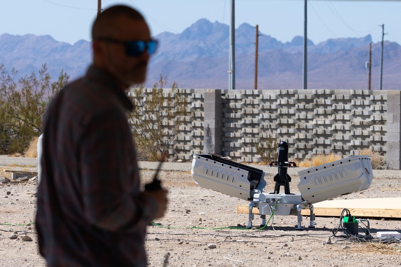 Militer Amerika Serikat (AS) tengah menguji teknologi penangkal drone di kawasan perbatasan AS-Meksiko. Langkah tersebut dilakukan untuk memperkuat pertahanan menghadapi meningkatnya penggunaan drone oleh kartel sekaligus mempelajari inovasi teknologi militer yang berkembang pesat dalam perang Rusia-Ukraina. (REUTERS/Mike Blake)