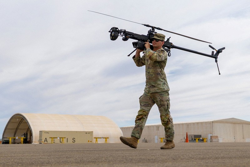 Militer Amerika Serikat (AS) tengah menguji teknologi penangkal drone di kawasan perbatasan AS-Meksiko. Langkah tersebut dilakukan untuk memperkuat pertahanan menghadapi meningkatnya penggunaan drone oleh kartel sekaligus mempelajari inovasi teknologi militer yang berkembang pesat dalam perang Rusia-Ukraina. (REUTERS/Mike Blake)