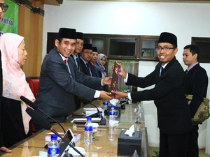 Perjuangan Arief, Penjual Koran Lampu Merah Kini Raih Gelar Doktor