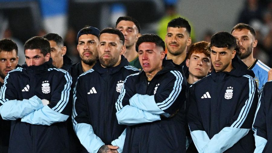 Pemain Argentina Enzo Fernandez terlihat sedih saat perayaan perpisahan Lionel Messi setelah pertandingan internasional terakhirnya, di Estadio Monumental, Buenos Aires, Argentina, (6/10/2026).