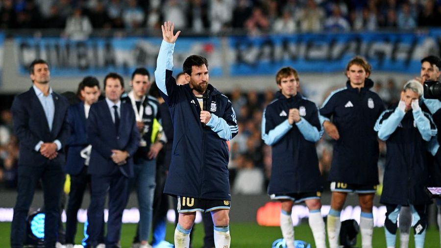 Pemain Argentina Lionel Messi berbicara kepada para suporter setelah menjalani pertandingan internasional terakhirnya, di Estadio Monumental, Buenos Aires, Argentina, (6/10/2026).