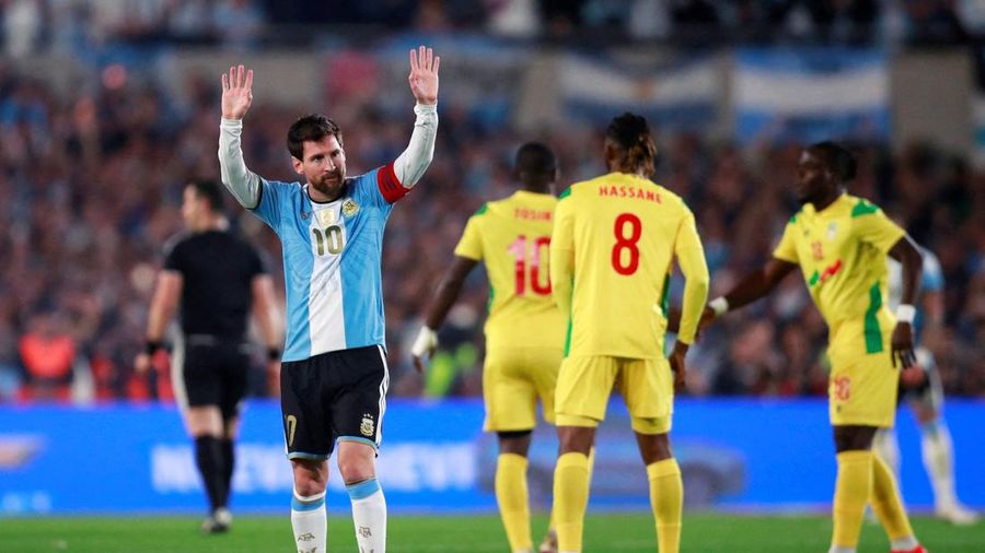 Pemain Argentina Lionel Messi bereaksi setelah pertandingan persahabatan melawan Benin, di Estadio Monumental, Buenos Aires, Argentina, (6/10/2026).