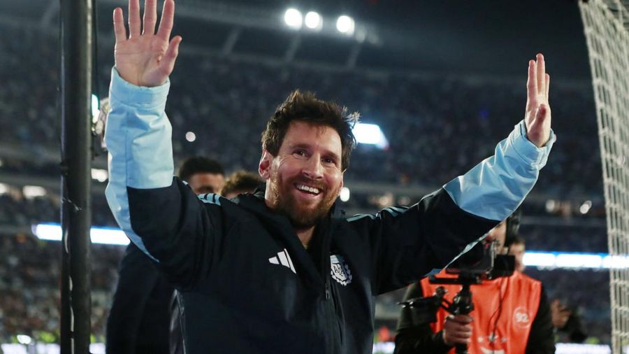 Pemain Argentina Lionel Messi menyapa para suporter setelah menjalani pertandingan internasional terakhirnya, di Estadio Monumental, Buenos Aires, Argentina, (6/10/2026).