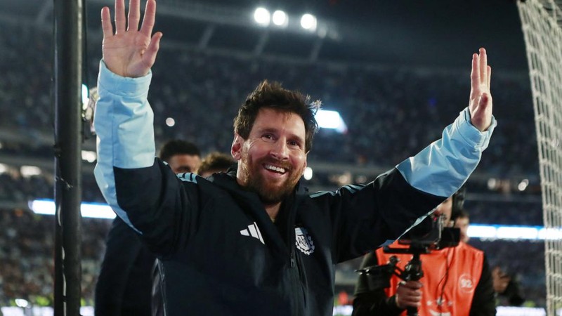 Pemain Argentina Lionel Messi menyapa para suporter setelah menjalani pertandingan internasional terakhirnya, di Estadio Monumental, Buenos Aires, Argentina, (6/10/2026).