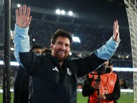 Pemain Argentina Lionel Messi menyapa para suporter setelah menjalani pertandingan internasional terakhirnya, di Estadio Monumental, Buenos Aires, Argentina, (6/10/2026). (REUTERS/Matias Baglietto)