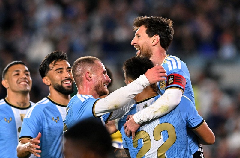 Pemain Argentina Lionel Messi merayakan gol ketiga timnya, di Estadio Monumental, Buenos Aires, Argentina, (6/10/2026). (REUTERS/Rodrigo Valle)