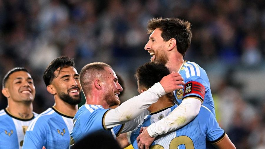 Pemain Argentina Lionel Messi merayakan gol ketiga timnya bersama rekan-rekan setim, di Estadio Monumental, Buenos Aires, Argentina, (6/10/2026).