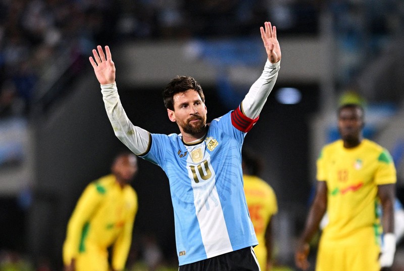 Pemain Argentina Lionel Messi merayakan gol ketiga timnya, di Estadio Monumental, Buenos Aires, Argentina, (6/10/2026). (REUTERS/Rodrigo Valle)