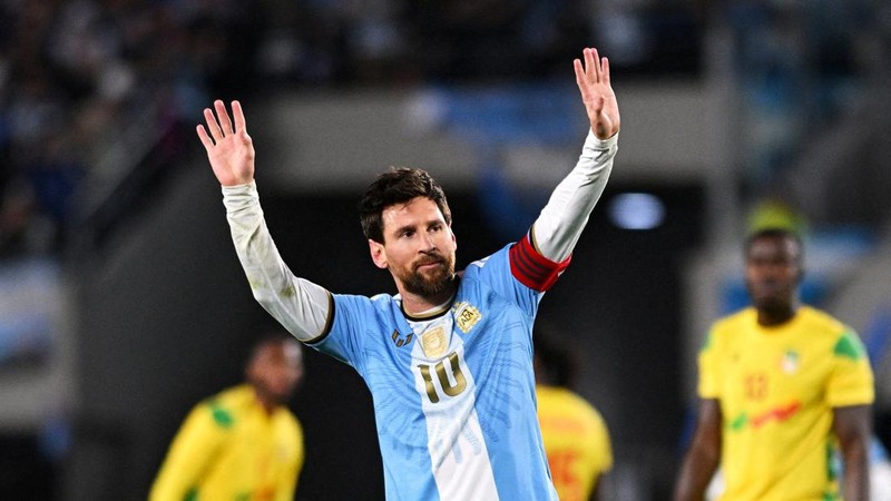 Pemain Argentina Lionel Messi merayakan gol ketiga timnya, di Estadio Monumental, Buenos Aires, Argentina, (6/10/2026). (REUTERS/Rodrigo Valle)