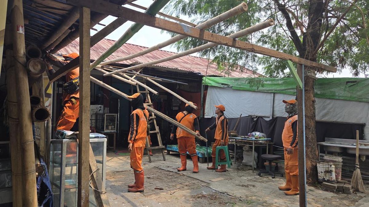 Ilustrasi berita Nasional: Pemkot Tata Setu Babakan Jaksel, Lapak di Atas Saluran Air Dibongkar