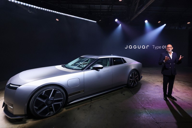 Kendaraan mewah empat pintu bertenaga listrik penuh Jaguar Type 01 pada acara peluncuran perdananya di New York City, AS, 6 Oktober 2026. (REUTERS/Mike Segar)