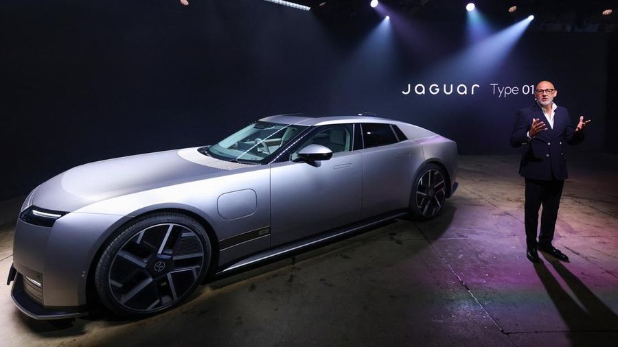 Rawdon Glover, Managing Director Jaguar, berbicara di samping kendaraan mewah empat pintu bertenaga listrik sepenuhnya, Jaguar Type 01, setelah kendaraan tersebut diperkenalkan dalam acara peluncuran perdananya di New York City, AS, pada 6 Oktober 2026.