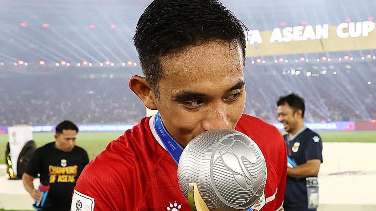 Rizky Ridho Kemarin Minta Maaf, Kini A1 Cium Piala — NadiKabar.com