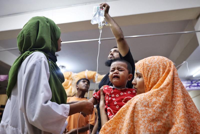 Anak-anak yang terinfeksi demam berdarah menjalani perawatan di Mugda Medical College and Hospital di Dhaka, Bangladesh, pada 7 Oktober 2026. (REUTERS/Mohammad Ponir Hossain)