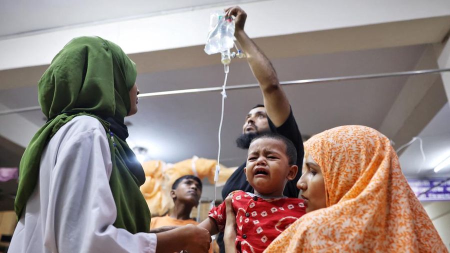 Seorang anak yang terinfeksi demam berdarah menjalani perawatan di Mugda Medical College and Hospital di Dhaka, Bangladesh, pada 7 Oktober 2026.