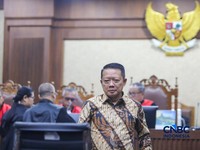 Terdakwa dugaan korupsi dan tindak pidana pencucian uang (TPPU) yang merupakan mantan Jaksa Agung Muda Tindak Pidana Khusus (Jampidsus) Kejaksaan Agung, Febrie Adriansyah saat menjalni sidang dengan agenda pembacaan dakwaan di Pengadilan Tipikor, Jak