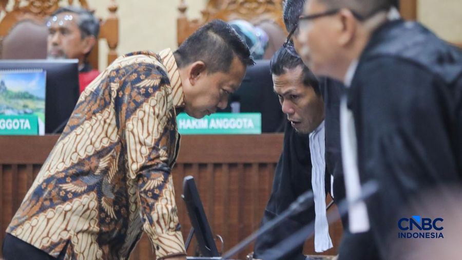 Terdakwa dugaan korupsi dan tindak pidana pencucian uang (TPPU) yang merupakan mantan Jaksa Agung Muda Tindak Pidana Khusus (Jampidsus) Kejaksaan Agung, Febrie Adriansyah saat menjalni sidang dengan agenda pembacaan dakwaan di Pengadilan Tipikor, Jakarta, Rabu (7/10/2026).