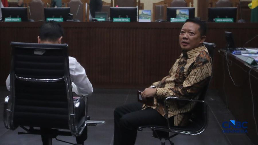 Terdakwa dugaan korupsi dan tindak pidana pencucian uang (TPPU) yang merupakan mantan Jaksa Agung Muda Tindak Pidana Khusus (Jampidsus) Kejaksaan Agung, Febrie Adriansyah saat menjalni sidang dengan agenda pembacaan dakwaan di Pengadilan Tipikor, Jakarta, Rabu (7/10/2026).
