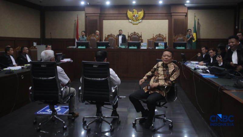 Terdakwa dugaan korupsi dan tindak pidana pencucian uang (TPPU) yang merupakan mantan Jaksa Agung Muda Tindak Pidana Khusus (Jampidsus) Kejaksaan Agung, Febrie Adriansyah saat menjalni sidang dengan agenda pembacaan dakwaan di Pengadilan Tipikor, Jakarta, Rabu (7/10/2026). (CNBC Indonesia/Faisal Rahman)