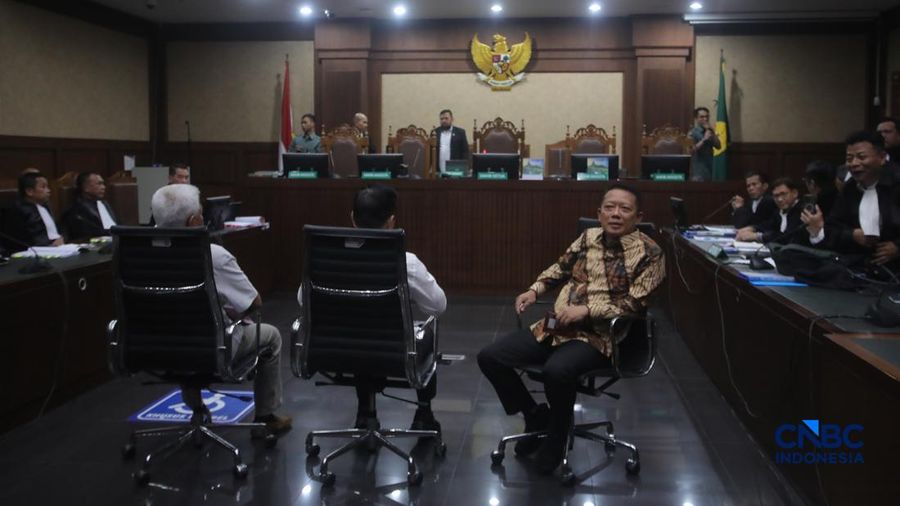 Terdakwa dugaan korupsi dan tindak pidana pencucian uang (TPPU) yang merupakan mantan Jaksa Agung Muda Tindak Pidana Khusus (Jampidsus) Kejaksaan Agung, Febrie Adriansyah saat menjalni sidang dengan agenda pembacaan dakwaan di Pengadilan Tipikor, Jakarta, Rabu (7/10/2026).