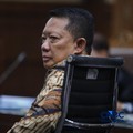 Terdakwa dugaan korupsi dan tindak pidana pencucian uang (TPPU) yang merupakan mantan Jaksa Agung Muda Tindak Pidana Khusus (Jampidsus) Kejaksaan Agung, Febrie Adriansyah saat menjalni sidang dengan agenda pembacaan dakwaan di Pengadilan Tipikor, Jak