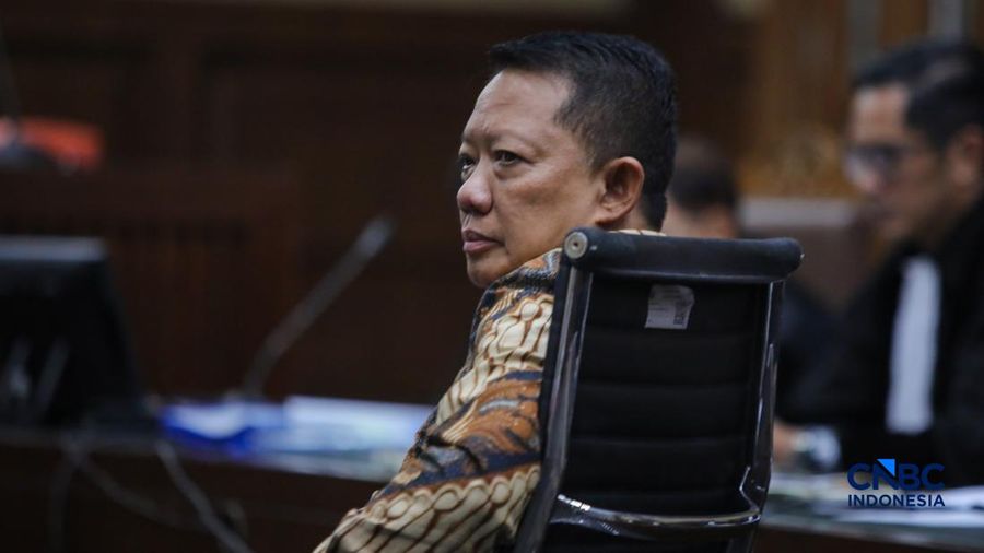 Terdakwa dugaan korupsi dan tindak pidana pencucian uang (TPPU) yang merupakan mantan Jaksa Agung Muda Tindak Pidana Khusus (Jampidsus) Kejaksaan Agung, Febrie Adriansyah saat menjalni sidang dengan agenda pembacaan dakwaan di Pengadilan Tipikor, Jak