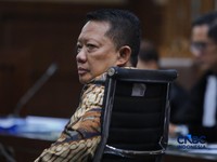Terdakwa dugaan korupsi dan tindak pidana pencucian uang (TPPU) yang merupakan mantan Jaksa Agung Muda Tindak Pidana Khusus (Jampidsus) Kejaksaan Agung, Febrie Adriansyah saat menjalni sidang dengan agenda pembacaan dakwaan di Pengadilan Tipikor, Jak