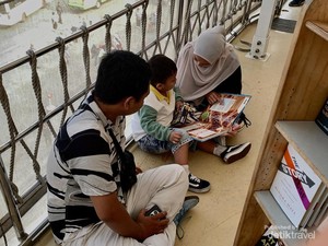 Sensasi Berburu Buku dengan Pemandangan Laut Lepas Jakarta