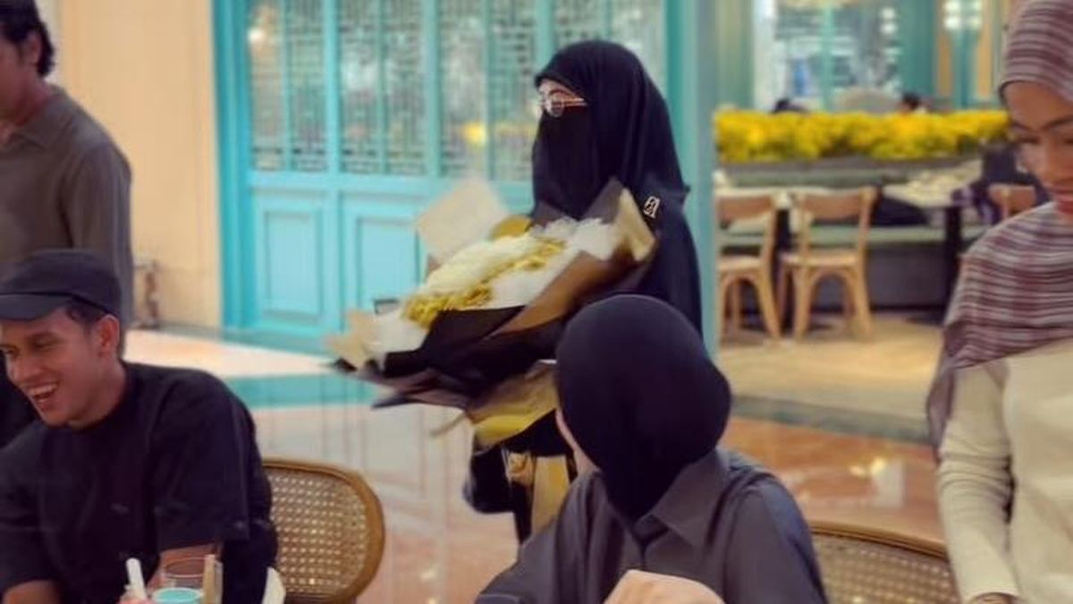 Ilustrasi berita Hiburan: Egy Maulana Vikri Rayakan Indonesia Juara, Dapat Buket Bunga dari Ummi Pipik