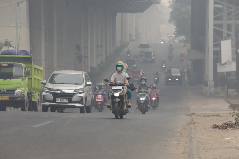 Di tengah upaya penanganan intensif pemadaman kebakaran hutan dan lahan (karhutla) di Sumatera Selatan, kabut asap masih dirasakan warga. Situasi ini menyelimuti Kota Palembang pada Kamis sore (8/10). (Dok BNPB)