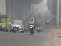 Di tengah upaya penanganan intensif pemadaman kebakaran hutan dan lahan (karhutla) di Sumatera Selatan, kabut asap masih dirasakan warga. Situasi ini menyelimuti Kota Palembang pada Kamis sore (8/10). (Dok BNPB)