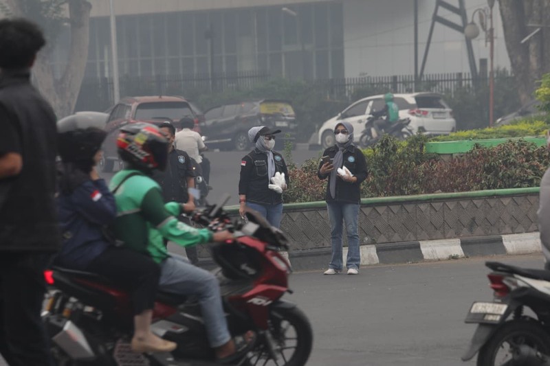 Di tengah upaya penanganan intensif pemadaman kebakaran hutan dan lahan (karhutla) di Sumatera Selatan, kabut asap masih dirasakan warga. Situasi ini menyelimuti Kota Palembang pada Kamis sore (8/10). (Dok BNPB)