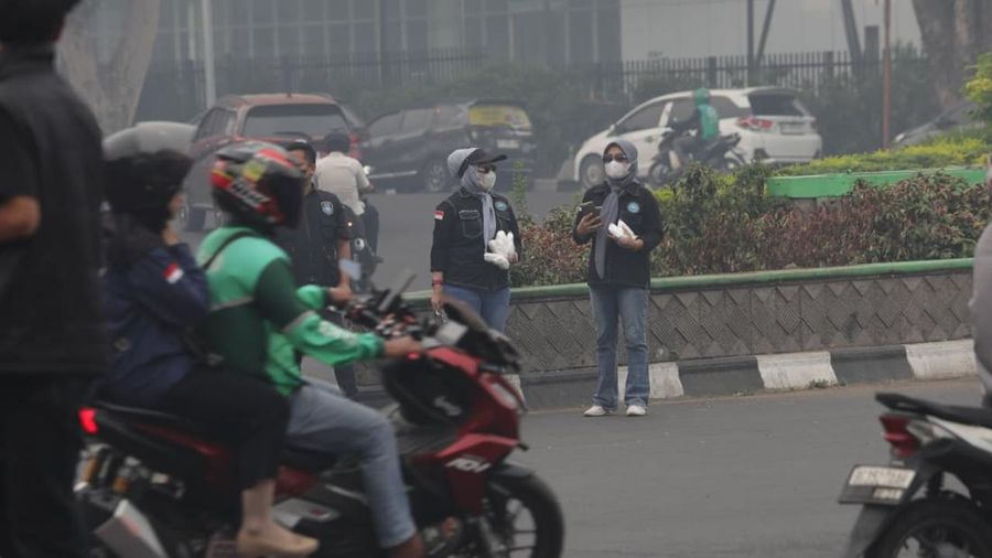 Di tengah upaya penanganan intensif pemadaman kebakaran hutan dan lahan (karhutla) di Sumatera Selatan, kabut asap masih dirasakan warga. Situasi ini menyelimuti Kota Palembang pada Kamis sore (8/10). (Dok BNPB)