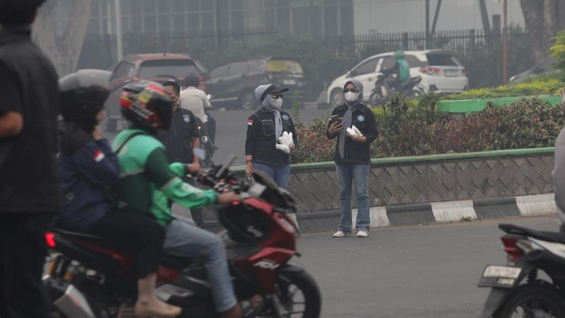 Di tengah upaya penanganan intensif pemadaman kebakaran hutan dan lahan (karhutla) di Sumatera Selatan, kabut asap masih dirasakan warga. Situasi ini menyelimuti Kota Palembang pada Kamis sore (8/10). (Dok BNPB)