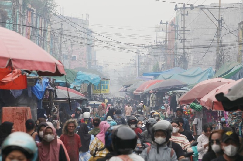 Di tengah upaya penanganan intensif pemadaman kebakaran hutan dan lahan (karhutla) di Sumatera Selatan, kabut asap masih dirasakan warga. Situasi ini menyelimuti Kota Palembang pada Kamis sore (8/10). (Dok BNPB)