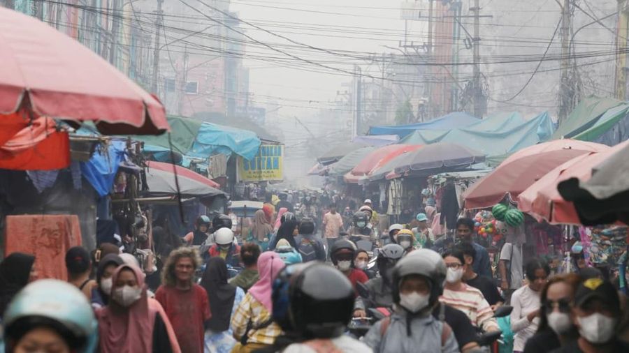 Di tengah upaya penanganan intensif pemadaman kebakaran hutan dan lahan (karhutla) di Sumatera Selatan, kabut asap masih dirasakan warga. Situasi ini menyelimuti Kota Palembang pada Kamis sore (8/10). (Dok BNPB)