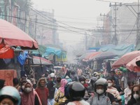 Di tengah upaya penanganan intensif pemadaman kebakaran hutan dan lahan (karhutla) di Sumatera Selatan, kabut asap masih dirasakan warga. Situasi ini menyelimuti Kota Palembang pada Kamis sore (8/10). (Dok BNPB)