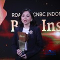Chief Risk & Compliance Officer PT Prudential Life Assurance (Prudential Indonesia), Maria Rosalinda menerima penghargaan Best Life Insurance In Financial Resilience & Sustainability Growth dalam acara Road To CNBC Indonesia Awards 2026 kategori Best