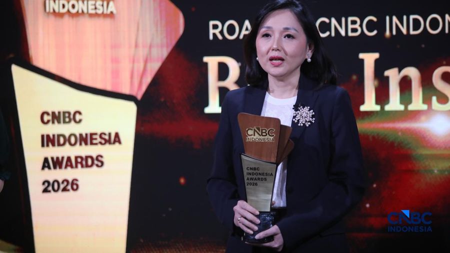 Chief Risk & Compliance Officer PT Prudential Life Assurance (Prudential Indonesia), Maria Rosalinda menerima penghargaan Best Life Insurance In Financial Resilience & Sustainability Growth dalam acara Road To CNBC Indonesia Awards 2026 kategori Best