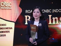 Chief Risk & Compliance Officer PT Prudential Life Assurance (Prudential Indonesia), Maria Rosalinda menerima penghargaan Best Life Insurance In Financial Resilience & Sustainability Growth dalam acara Road To CNBC Indonesia Awards 2026 kategori Best