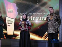Director Distribution PT Asuransi Jiwa Manulife Indonesia Syariah (Manulife Syariah Indonesia), Shafira Bawazier menerima penghargaan Best Sharia Life Insurance dalam acara Road To CNBC Indonesia Awards 2026 kategori Best Insurance di Jakarta, Kamis