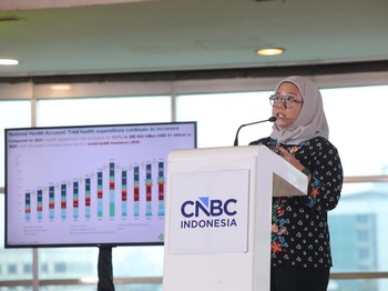 Direktur Ketahanan Farmasi dan Alat Kesehatan, Wenny Indriasari menyampaikan pemaparannya dalam acara Health Summit 2026 hadir dengan tema "The Rising of Indonesia's Healthcare Investment" di Menara Bank Mega, Jakarta, Kamis (8/10/2026). (CNBC Indone