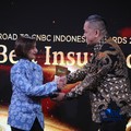 Direktur Legal & Compliance PT Asuransi Allianz Life Indonesia (Allianz Life Indonesia), Hasinah Jusuf menerima penghargaan Best Life Insurance In Sustainable Business Growth & Financial Resilience dalam acara Road To CNBC Indonesia Awards 2026 kateg
