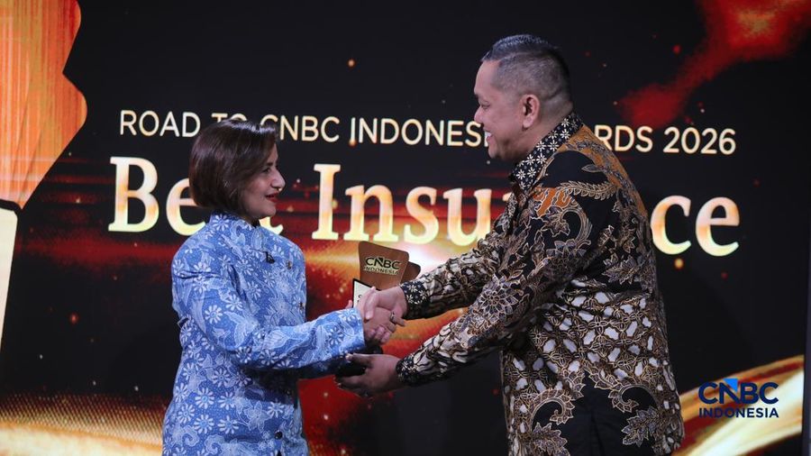 Direktur Legal & Compliance PT Asuransi Allianz Life Indonesia (Allianz Life Indonesia), Hasinah Jusuf menerima penghargaan Best Life Insurance In Sustainable Business Growth & Financial Resilience dalam acara Road To CNBC Indonesia Awards 2026 kateg